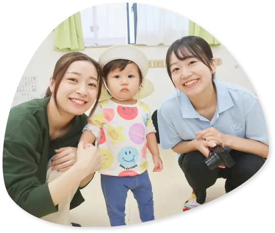 子どもと保護者、先生が笑顔で並ぶ写真｜家庭と園が連携して子どもの姿を見守る