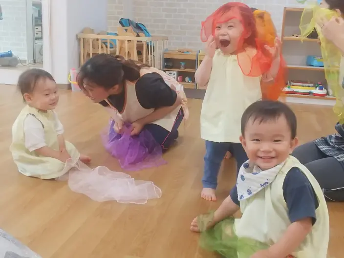 子どもたちがリズムに合わせて踊ったり音楽を楽しんでいる様子