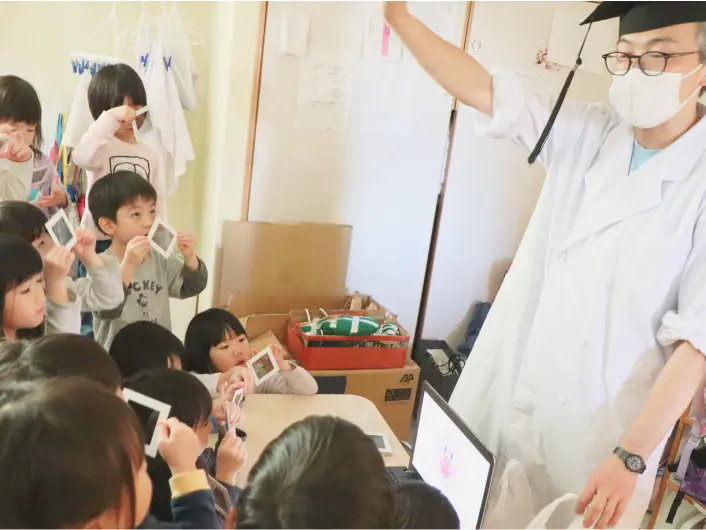 子どもたちが理科や算数の教材を使って学びに触れている様子