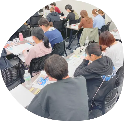 保育士が研修で話を聞いている様子｜子どもの力を引き出す保育力向上の取り組み