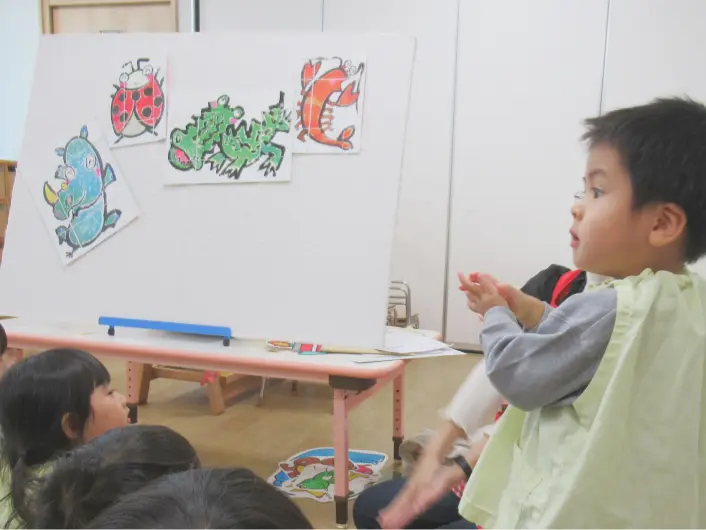 先生がパネルシアターを使って絵本の物語を演じている様子