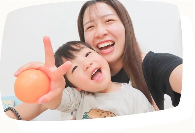 先生と子どもが笑顔でピースする様子｜子どもと心を通わせ信頼関係と笑顔があふれる温かな職場