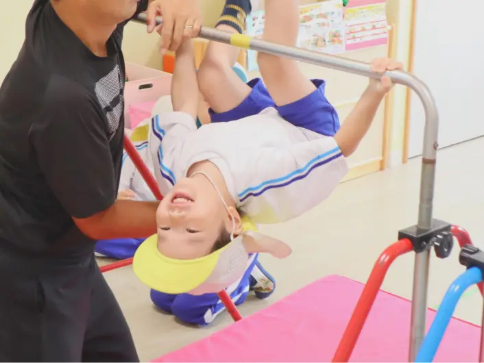 体育の先生と一緒に跳び箱やマット運動に挑戦する子どもたち