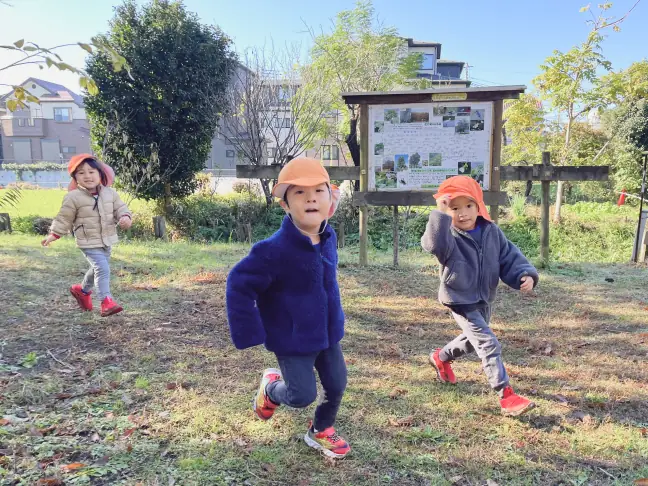 泥を見せられて逃げ回る子どもたちと追いかける様子|笑顔で全力疾走する遊び風景