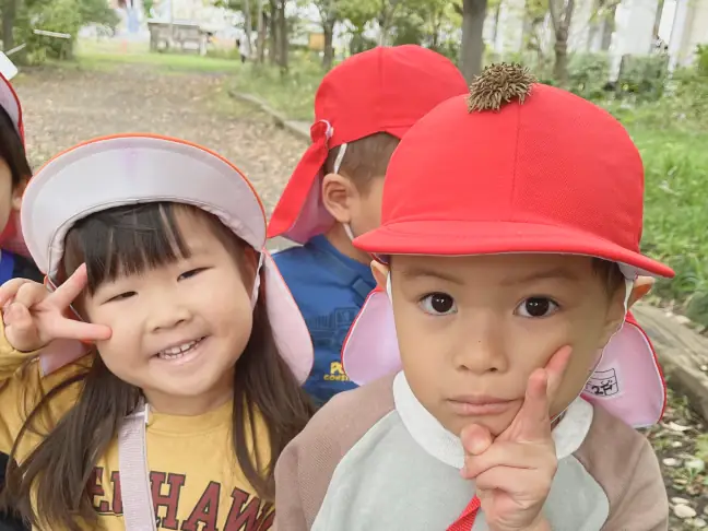 どんぐりを集めながら笑う子どもたち|自然とのふれあい