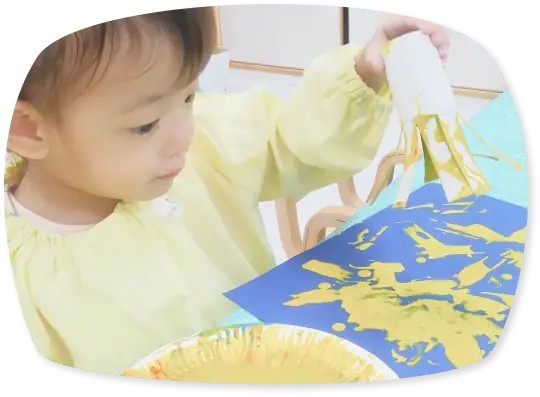 子どもが絵の具を使って自由に創作を楽しんでいる様子｜情操教育の一環
